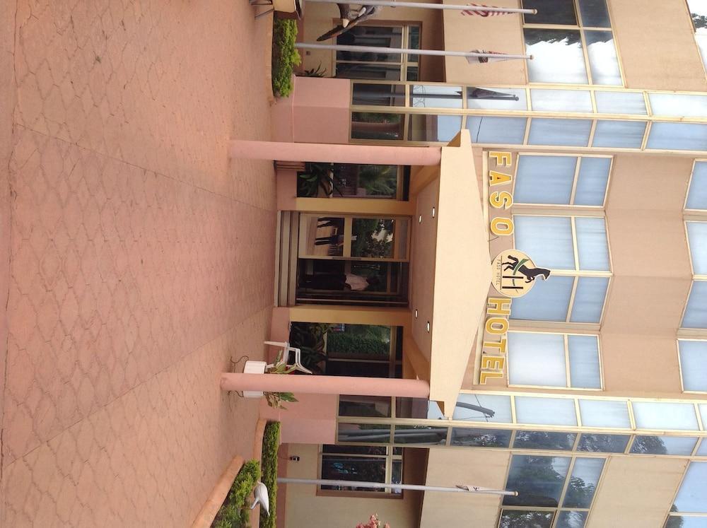 Faso Hotel วากาดูกู ภายนอก รูปภาพ