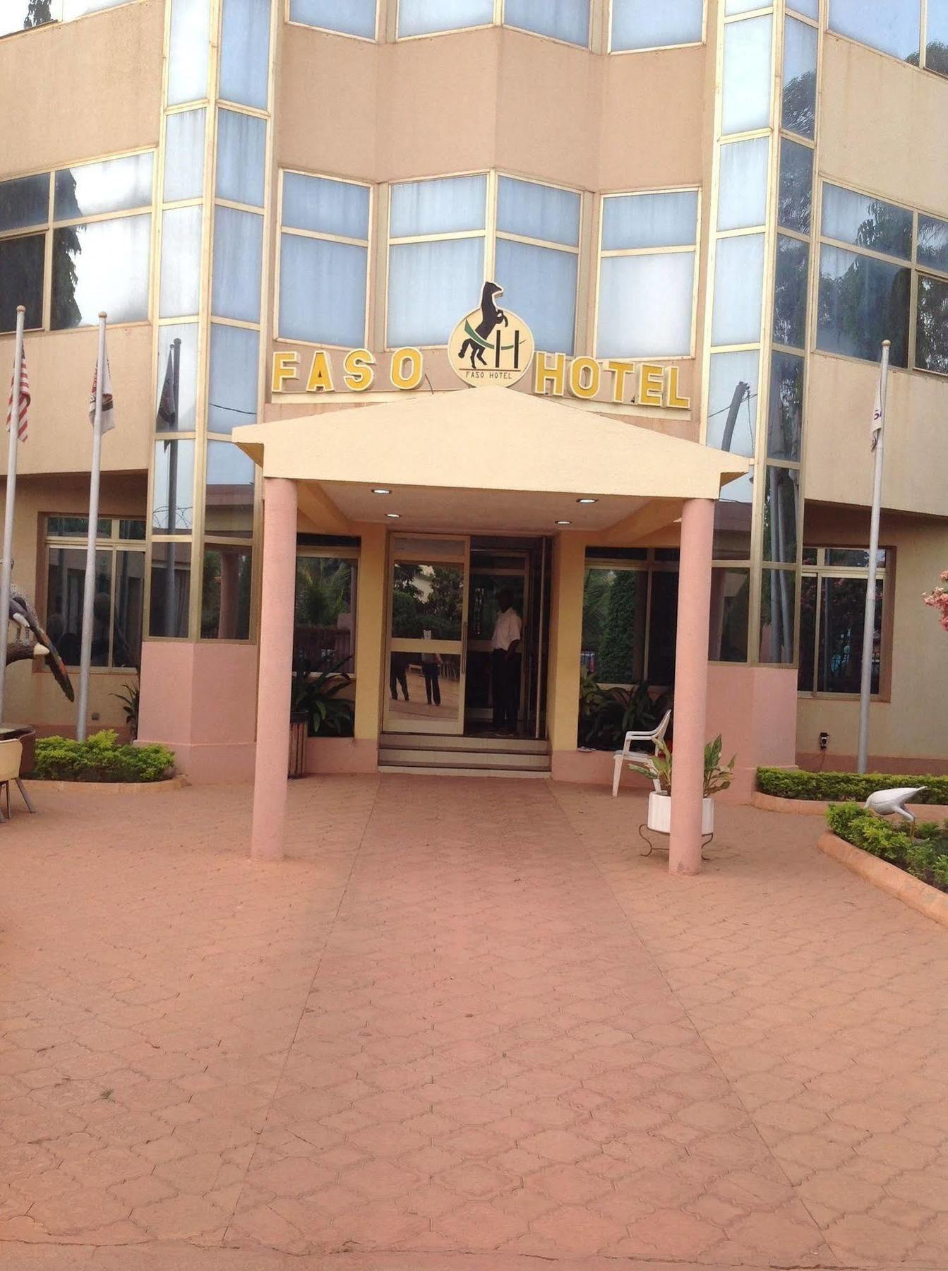 Faso Hotel วากาดูกู ภายนอก รูปภาพ